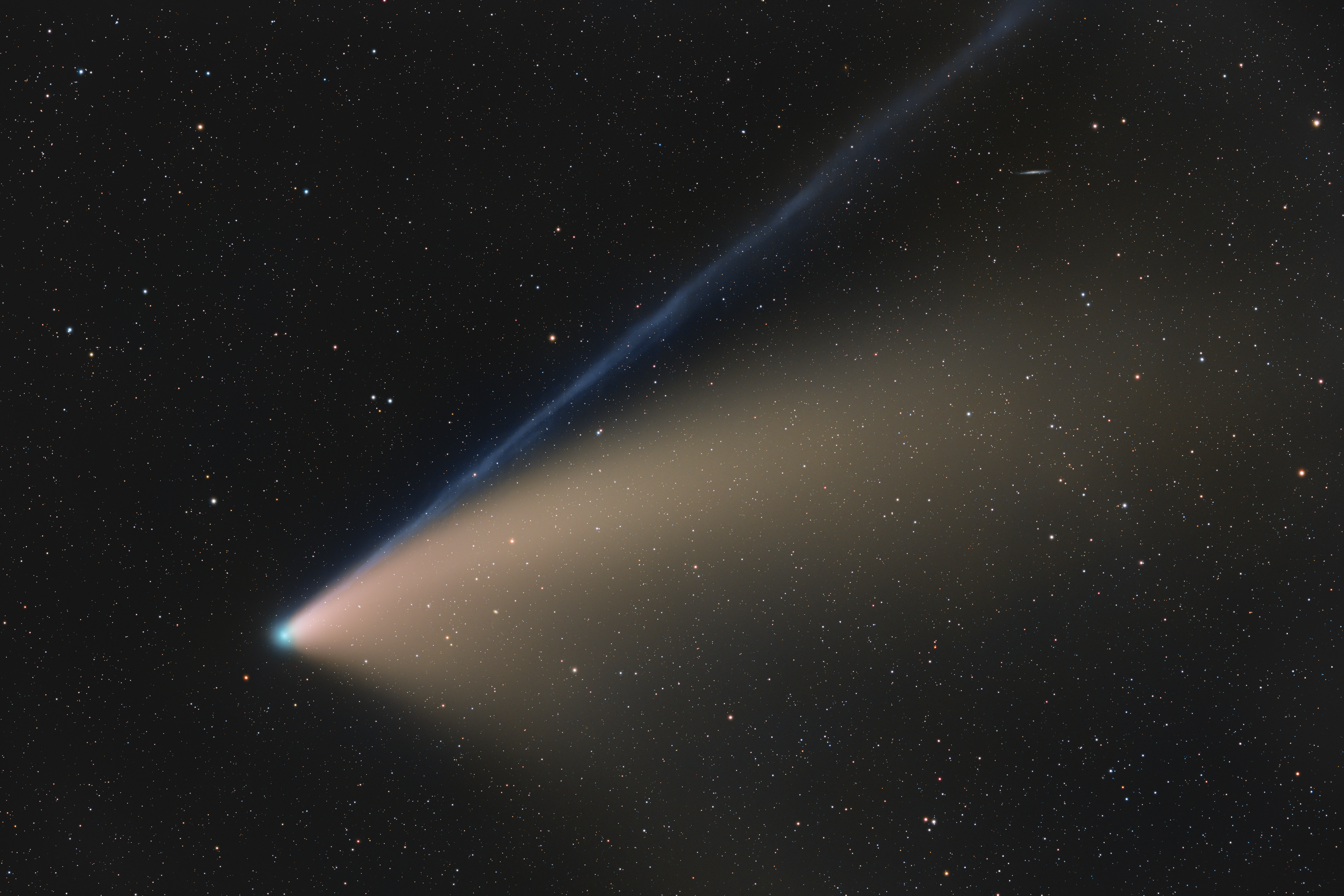 Komet C 2020 F3 NEOWISE – Schweif aus Staub und Plasma