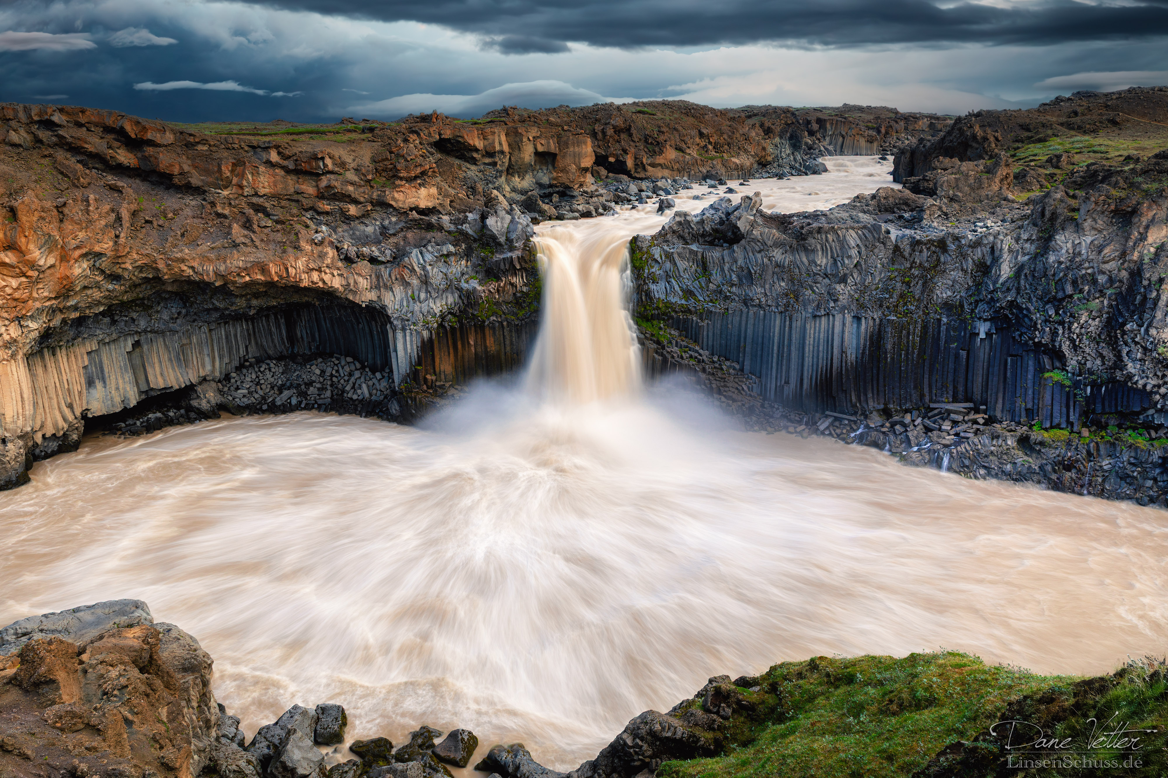 Aldeyjarfoss – Der Wasserfall inmitten von Basaltsäulen
